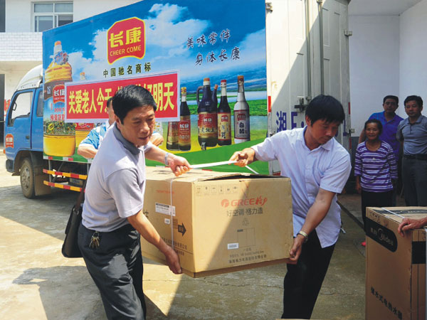 公司把一批價(jià)值兩萬余元的空調(diào)、電視、熱水器等物資捐贈(zèng)給敬老院的老人們